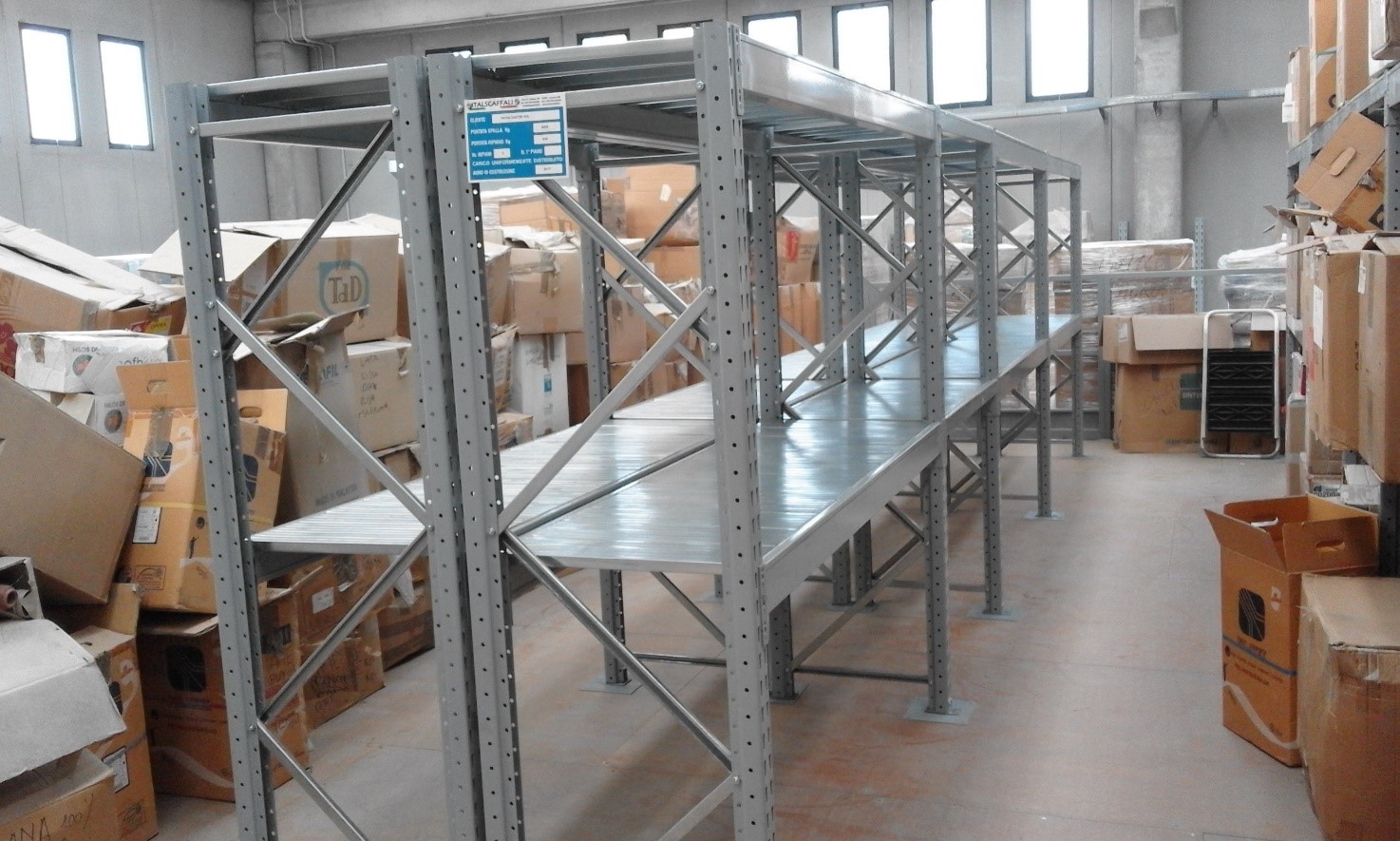 Scaffalatura media portata con piani in legno