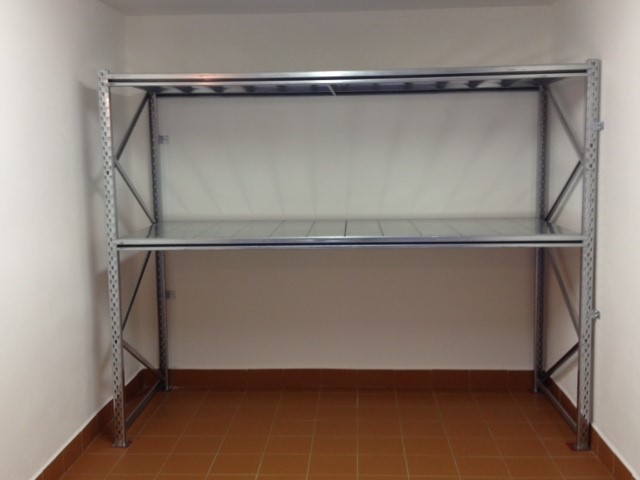 Scaffalatura media portata con tegole zincate